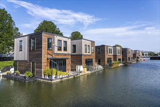 18 Floating residential buildings Havenlofts Nassauhaven, energy-neutral, solar cells, heat from