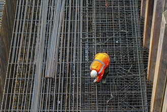 Work on the steel mesh of the foundation of the new Karl Lehr Bridge in the port of