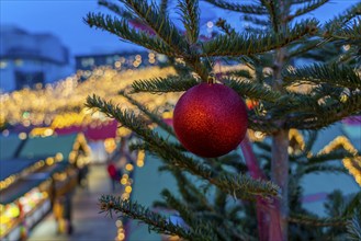 Pre-Christmas season, Christmas market on Kennedyplatz in the city centre of Essen, Christmas tree