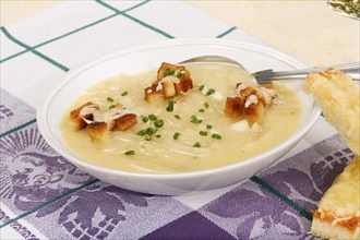 Baden cuisine, South German cuisine, Baden onion soup with crackers, croutons, pieces of bread