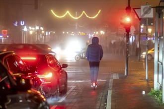 Scooter, e-scooter, darkness, inner city traffic, Rüttenscheider Straße, bicycle lane, fog, autumn,