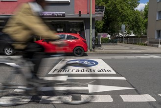 Bicycle road, cyclists have priority over car traffic, new cycle routes through Essen, here in the