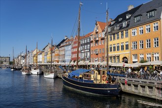 Nyhavn, in the Frederiksstaden district, harbour district with houses over 300 years old, promenade