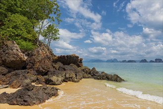 Lonely beach on Koh Yao Noi, beach holiday, beach landscape, rocks, forest, rainforest, sea, dream