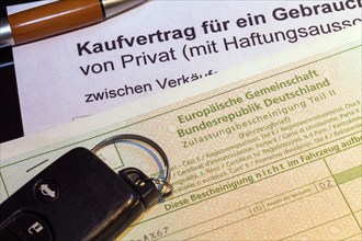 Symbolic image: Purchase contract for a car with vehicle registration document and car keys