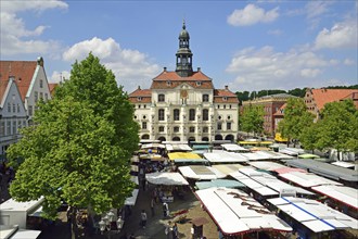 Europe, Germany, Lower Saxony, Hamburg metropolitan region, Lüneburg, weekly market market in front