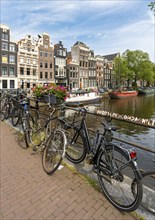 Bicycles on Herenstraat & Prinsenstraat Canal Bridge, Keizersgracht, Negen Straatjes, Amsterdam,