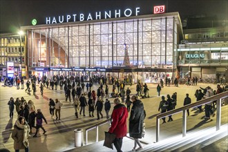 Cologne main station, station forecourt, evening, passers-by on their way, to, from the station,