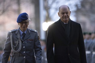 (R-L) Olaf Scholz, Federal Chancellor, and Colonel Dr Sonja fisherman, Head of Protocol at the