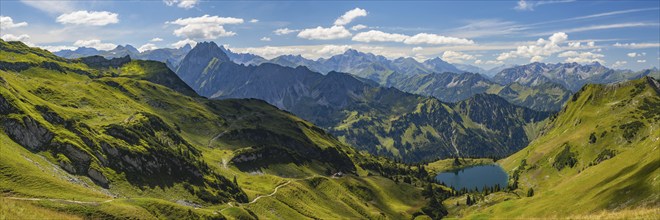 Mountain panorama from the Zeigersattel to the Seealpsee, in the back left the Höfats 2259m, Allgäu