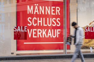 Shop window of a clothing shop, clearance sale, sale, slogan Männer Schluß Verkauf, on