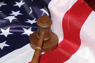 Symbolic image: Judge's gavel on a USA flag