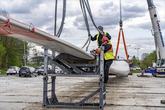 Preparation for the transport of a 68 metre long blade, a wind turbine, with a self-propelled