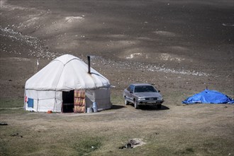 Old car next to a traditional Kyrgyz yurt, Tien Shan, Naryn Province, Kyrgyzstan, Asia