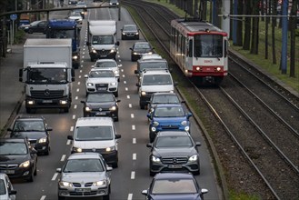 City centre traffic, 3-lane Westfalendamm, federal road B1, heavy traffic, tram line runs parallel,