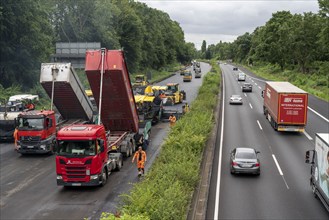 Renewal of the road surface on the A40 motorway between the Kaiserberg junction and Mülheim-Heißen,