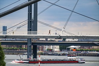 Pedestrian bridge over the Medienhafen, harbour entrance and Rheinkniebrücke, over the Rhine near