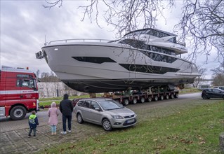 Craning the €6.3 million Sunseeker 88Y motor yacht, weighing 82 tonnes, in preparation for the