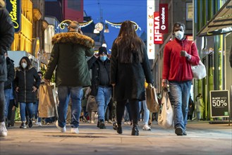 Shopping street Westenhellweg, shopping street, pedestrian zone, crowded, many people shopping,