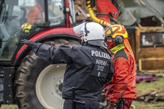 2nd day of the clearing of the hamlet Lützerath, by the police, of tree houses and huts, of climate