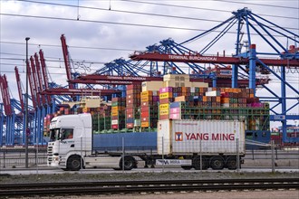 Port of Hamburg, Waltershofer Hafen, container ships, lorries bring and collect freight containers