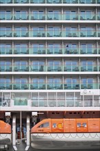 Cruise ship Iona of the British shipping company P&O Cruises, the largest cruise ship ever built in