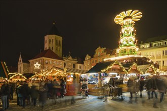 Christmas market with Christmas pyramid and Gaukirche, night shot, Paderborn, Westphalia, North