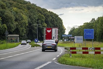 Green border, border crossing without controls, near Kranenburg, federal road B9, in NL N325, from