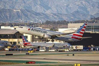 An American Airlines Boeing 737-800 aircraft with the registration number N946AN at Los Angeles