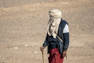 Man with typical Moroccan clothing and turban, Merzouga, Morocco, Africa