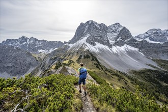 Mountaineers on a hiking trail on the ridge of Hahnkampl, mountain panorama with rocky steep peaks,