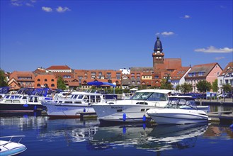 Europe, Germany, Mecklenburg-Western Pomerania, Waren an der Müritz, Binnenmüritz with marina, View