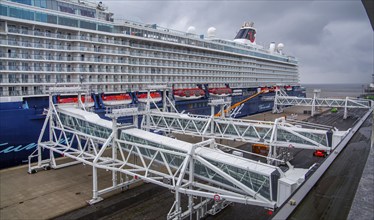 Cruise ship Mein Schiff 4 at Columbuskaje, Bremerhaven, Weser estuary, Weser, North Sea coast,