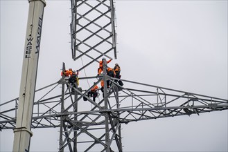 Installation of a high-voltage pylon, construction of a new line route, near Neuss-Holzheim, North