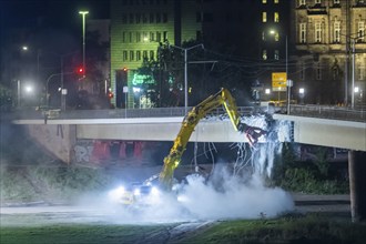 In the early hours of the morning, a section of the Carola Bridge collapsed for unknown reasons.