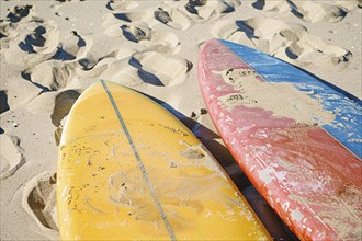 KI generiert, generiert, AI generatedTwo surfboards lying on beach. Generative AI