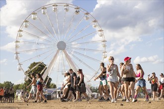 Festival visitors in front of the Ferris wheel at the Highfield Festival on Saturday, Störmthaler