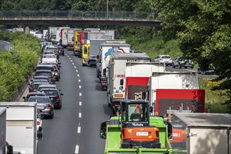 Traffic jam on the A40 motorway, near Mülheim-Winkhausen, in the direction of Duisburg, after an