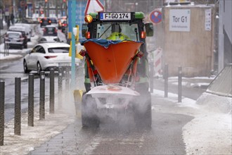 Winter onset, winter service, clearing snow and ice from pavements, sweeper, winter service