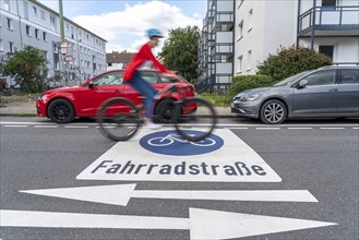 Bicycle road, cyclists have priority over car traffic, new cycle routes through Essen, here in the