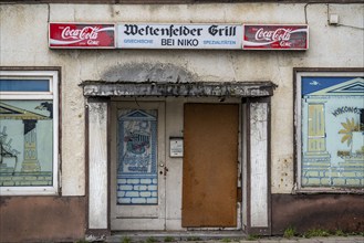 Westenfelder Straße, abandoned house, bricked-up entrances, empty building in Wattenscheid, Bochum,