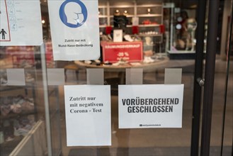 Closed shop, shoe shop, access only with negative corona test, Essen, North Rhine-Westphalia,