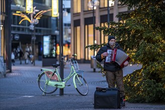 First day of the Christmas lockdown in the Corona crisis, empty shopping alleyway Schildergasse,