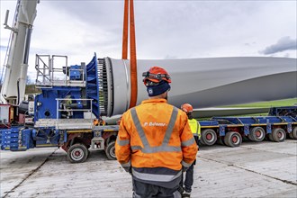 Preparation for the transport of a 68 metre long blade, a wind turbine, with a self-propelled