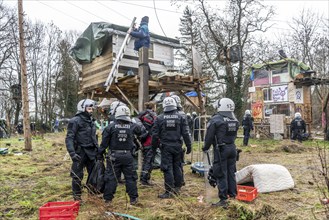 2nd day of the clearing of the hamlet Lützerath, by the police, of tree houses and huts, of climate