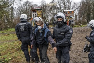 2nd day of the clearing of the hamlet Lützerath, by the police, of tree houses and huts, of climate