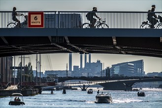 View over the harbour, in front left the Knippelsbro road bridge, behind it the Cirkelbroen bridge,