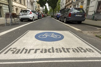 Markings on a cycle lane, cyclists have priority over motor traffic, Cologne, North