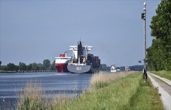 Ships, container ship, meet in the Kiel Canal, Kiel Canal, Schleswig-Holstein, Germany, Europe