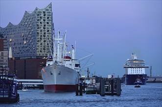 Germany, Hamburg, HafenCity, view to Elbe Philharmonic Hall, Hamburg's new concert hall, glass